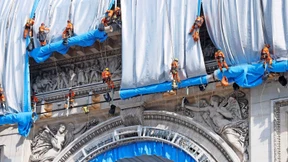 Der Stoff für den Triumphbogen