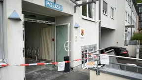 Mann droht mit Machete in Polizeiwache mit Gewalt