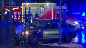 Auto rast in Fußgänger-Gruppe