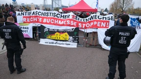 Volksfront überm Büchertisch