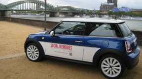 Post bringt  Werbung  auf das Auto