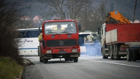 Serben bauen Barrikaden ab