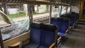 Lose Motorklappe zerschlägt Zug-Scheiben