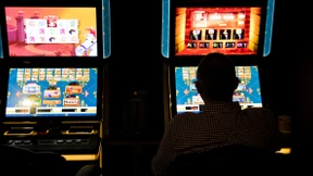 Am Automaten unter Aufsicht