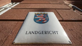 Frau durch Kopfschuss ermordet: Angeklagter schweigt