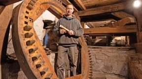 Einbau des neuen Mühlrads gleicht einem Puzzle