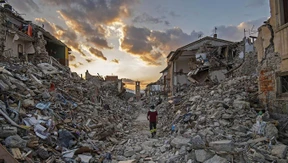 Ein einziger Kran als Symbol für den Wiederaufbau