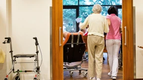 Pflegegrade bleiben – Warken will Pflegeleistungen überprüfen