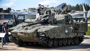 Stolz werden erbeutete West-Panzer präsentiert