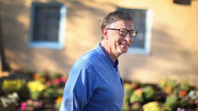 Bill Gates kippt sich Eiswasser über den Kopf