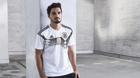 Schwarze Schuhe zum Retro-Trikot