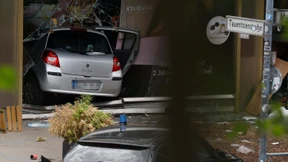 Fahrzeug fährt in Menschengruppe