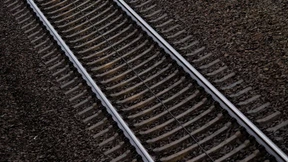 Navi leitet Autofahrerin in ein Gleisbett