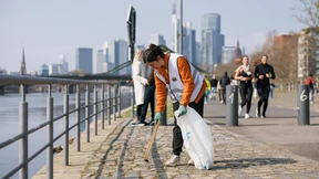 Freiwillige sammeln den Müll der Mitbürger auf