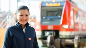 Junge Frau bringt der Bahn das Sparen bei