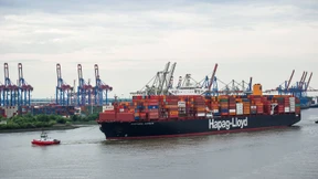 Containerschiff fährt mit altem Frittenfett