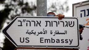 Erste Schilder für amerikanische Botschaft aufgestellt