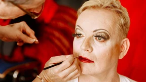 Die Königin hat falsche Brüste