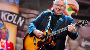 Frau entert Bühne von Karnevalist Stelter