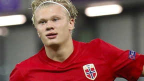 Der WM-Pokal auf einem Haufen Totenschädel