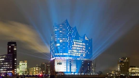 Die weiße Haut umschließt das Publikum