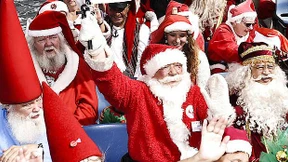 Diese Weihnachtsmänner trotzen der Hitze