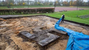 Riesiges Hakenkreuz aus Beton auf Sportplatz ausgegraben