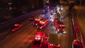 Auto rast in Protestgruppe und verletzt zwei Frauen lebensgefährlich