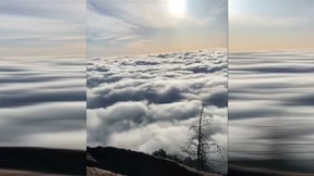 Wolken, die wie Wellen fließen