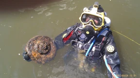 Taucher finden Panzermine in der Fulda