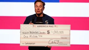 Musk verteilt Schecks in Millionenhöhe