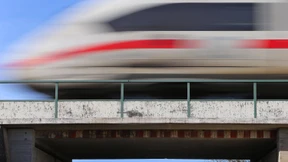 Betrunkener Fahrgast attackiert Lokführer und erzwingt Stopp