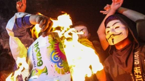 WM-Pokal geht in Flammen auf