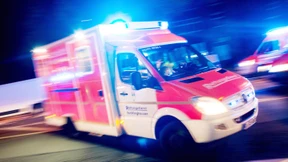 SUV-Fahrer durchbricht Garagenwand und fällt 40 Meter tief auf Bahngleise