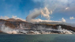 Ins Meer fließende Lava bildet Landzunge