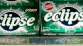 Kaugummi-Dieb halbnackt auf der Flucht