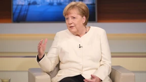 Die Kanzlerin im Fernsehsessel