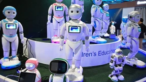 Laufende Autos und Roboter