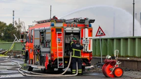 Löscharbeiten der Feuerwehr im Hafen dauern an