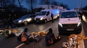 Das Streitgespräch: Ist eine Autobahnblockade eine Straftat oder eine legitime Versammlung?