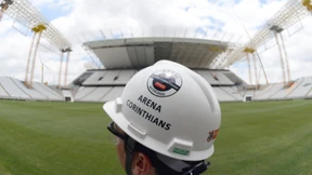 Fliegende Metallteile im WM-Stadion