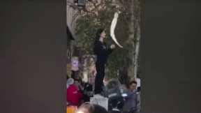 Junge Frau protestiert öffentlich gegen Hidschab-Zwang