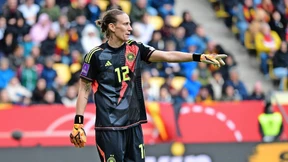 Eine Torhüterin liegt vorne