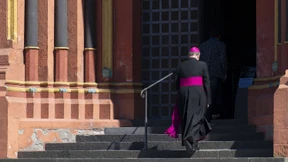 Im kleinen Kreis und mit Abstand zwischen den Gläubigen