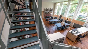 Graphiken studieren auf einer hängenden Galerie