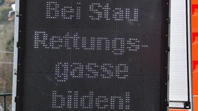 Helfer werden auf Autobahn blockiert