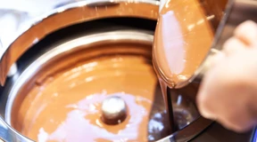 Eine Frau als Schoko-Dessert – Empörung in Italien