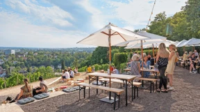 „Château Nero“: Beste Aussicht, gute Weine, deftige Häppchen