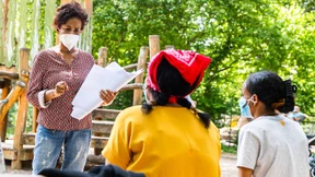 Pandemie-Aufklärung auf dem Spielplatz