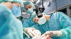 Der Zahnarzt, der Studenten operieren lässt